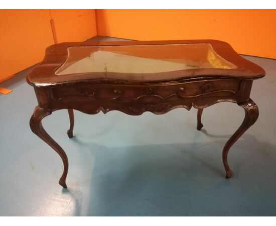 Teca in noce fianchi mossi