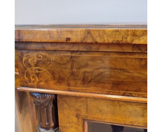 Credenza in radica