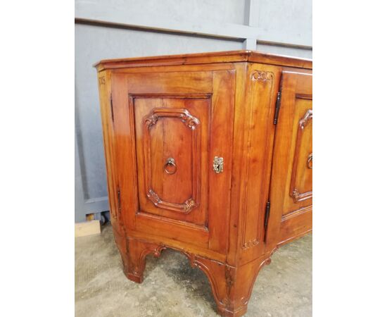 Credenza veneta scantonata