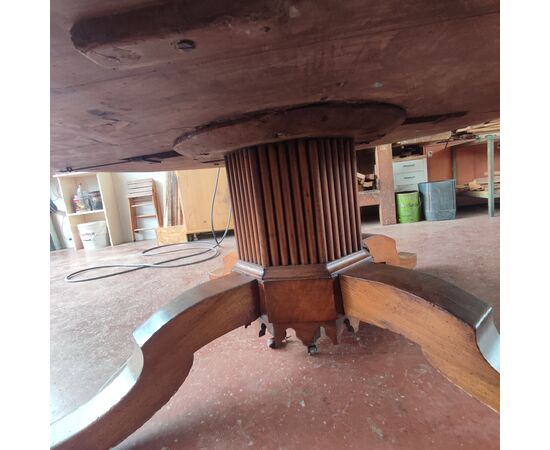 Large extendable round table