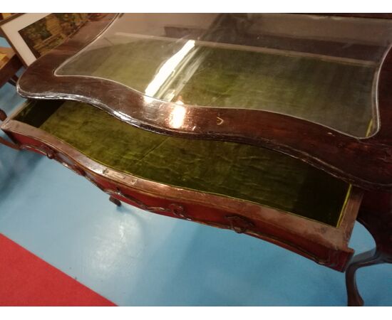 Teca in noce fianchi mossi