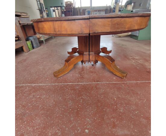 Large extendable round table
