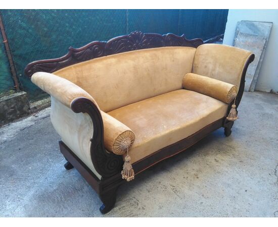 DIVANO IN MOGANO INTAGLIATO 800