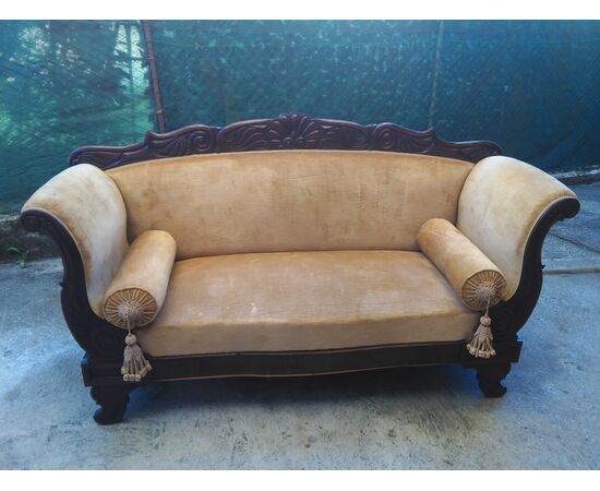 DIVANO IN MOGANO INTAGLIATO 800