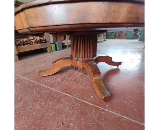 Large extendable round table