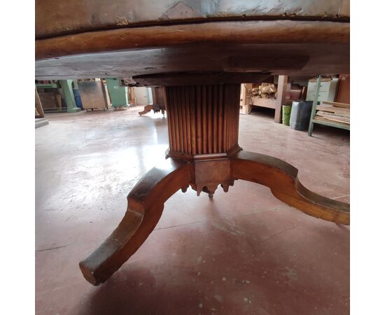 Large extendable round table