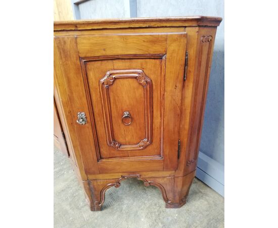 Credenza veneta scantonata