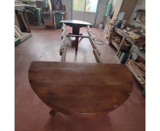 Large extendable round table