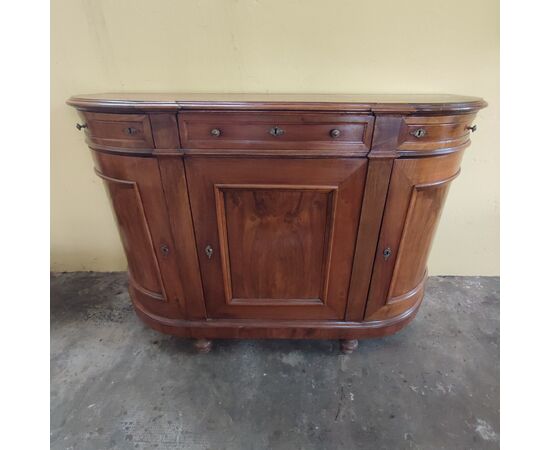 Credenza mossa i fianchi