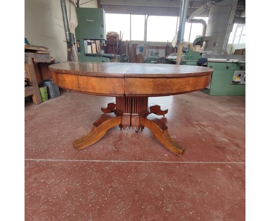 Large extendable round table