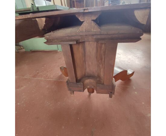 Large extendable round table