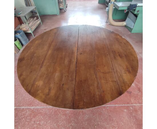 Large extendable round table