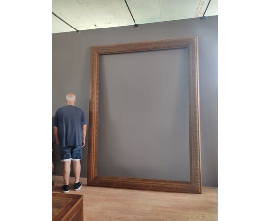 Grande cornice in legno