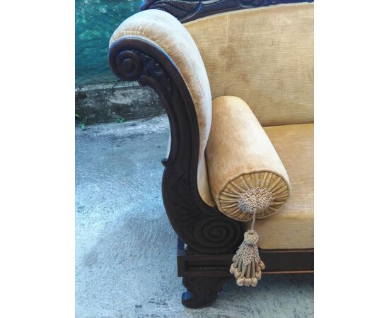 DIVANO IN MOGANO INTAGLIATO 800