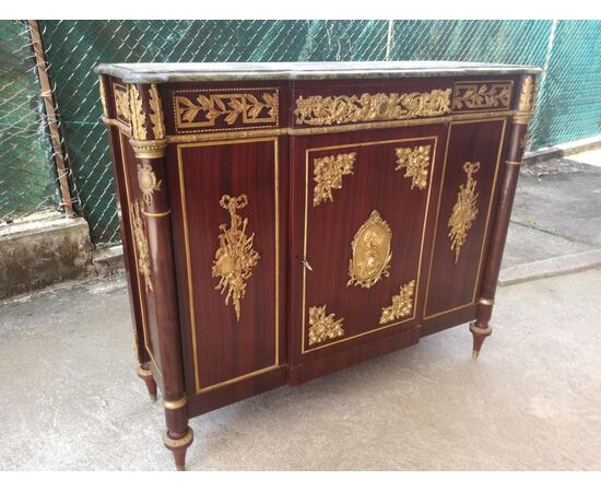 Credenza con bronzi