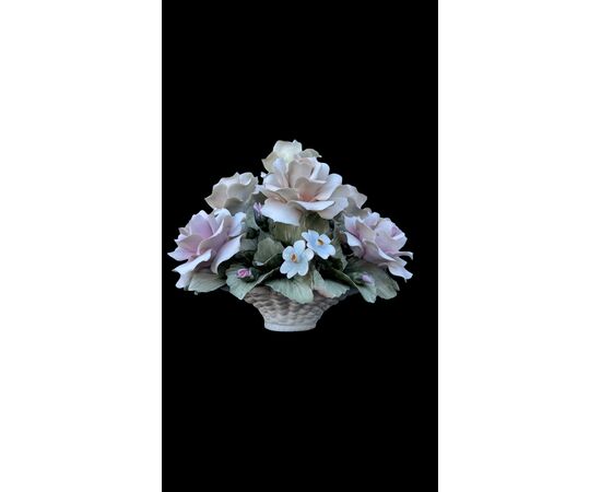Composizione floreale con cesto in porcellana Bisquit. Capodimonte.