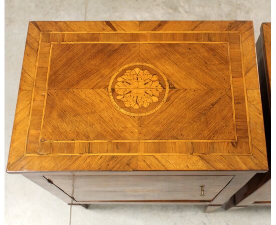 Antica coppia comodini Luigi XVI in noce intarsiati - Italia epoca '700