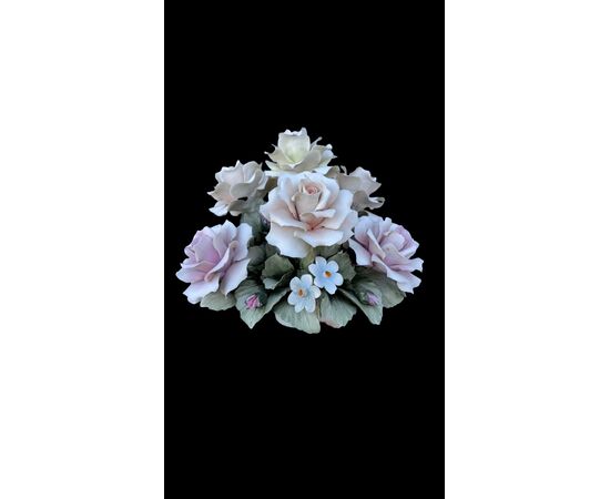 Composizione floreale con cesto in porcellana Bisquit. Capodimonte.