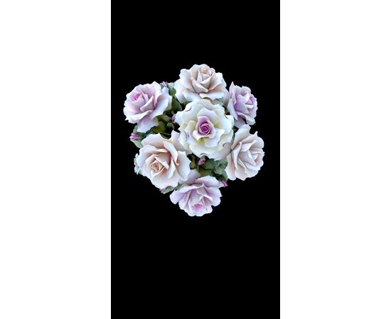 Composizione floreale con cesto in porcellana Bisquit. Capodimonte.