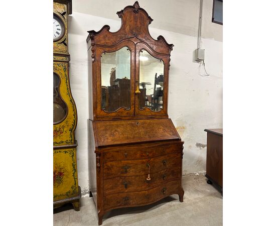 Louis XV trumeau, serpentine front and sides. Emilia/Tuscany. Early 1700s.