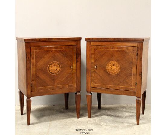 Antica coppia comodini Luigi XVI in noce intarsiati - Italia epoca '700