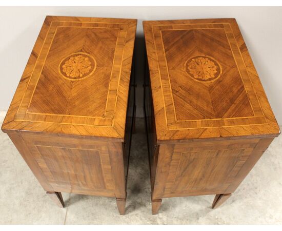 Antica coppia comodini Luigi XVI in noce intarsiati - Italia epoca '700