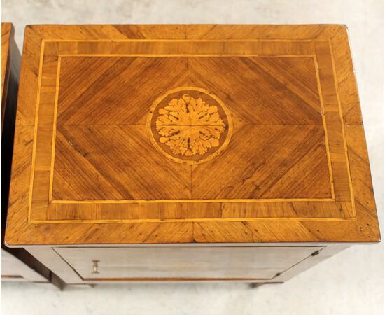 Antica coppia comodini Luigi XVI in noce intarsiati - Italia epoca '700