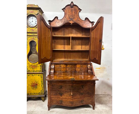 Louis XV trumeau, serpentine front and sides. Emilia/Tuscany. Early 1700s.