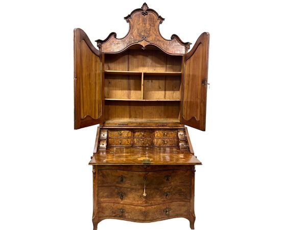 Louis XV trumeau, serpentine front and sides. Emilia/Tuscany. Early 1700s.