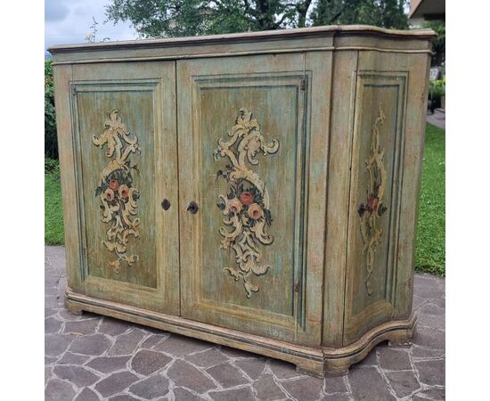 Credenza laccata veneziana del 700 – Un’eleganza senza tempo