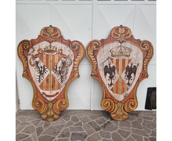 Coppia di scudi lignei nobiliari dipinti del ‘900