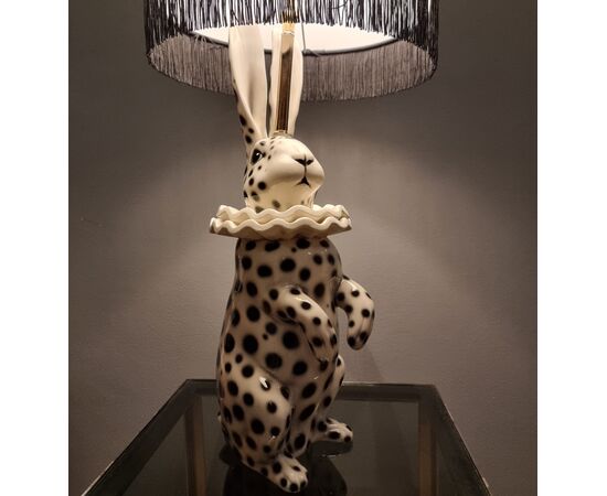 Lampada con Coniglio in Ceramica Dipinta vestiro da Pierrot