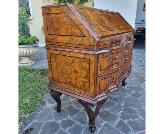 18th-century walnut bureau Louis XV Venice: a masterpiece of elegance