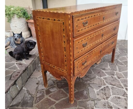 Directoire chest of drawers from the 1700s, Vicenza, in walnut with cherry wood inlays.