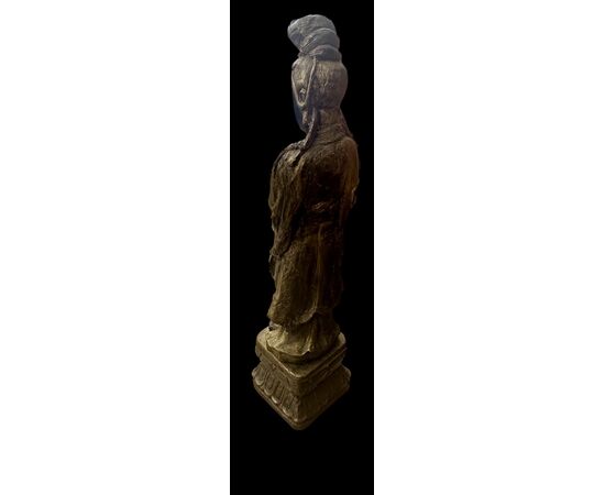 Statua di donna orientale