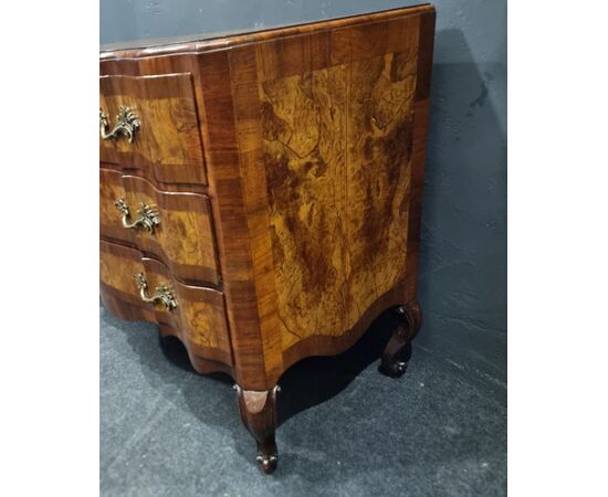 Elegant 18th-century Emilian chest of drawers in walnut and olive wood