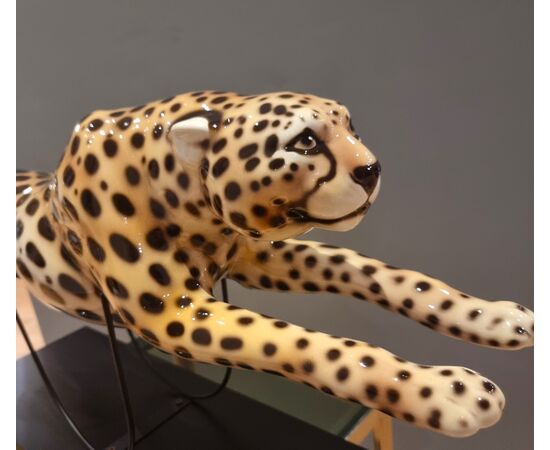 Painted ceramic cheetah with a high-class base: elegance and character