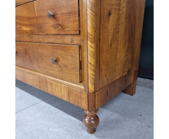 Venetian chest of drawers, light walnut and cherry wood, from 1850 with 4 drawers