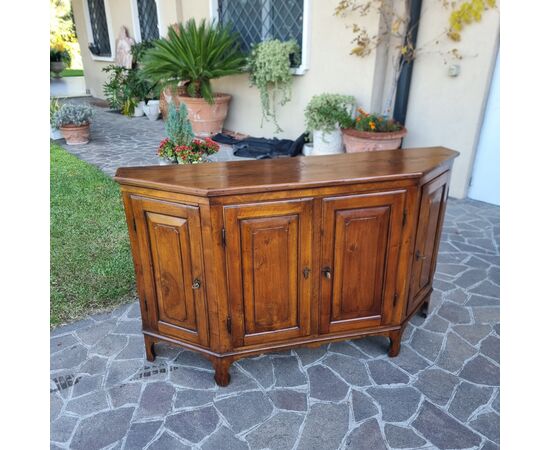 Credenza scantonata del 700 in noce  Veneto