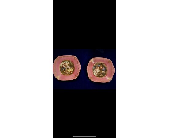 Coppia di piatti decorati