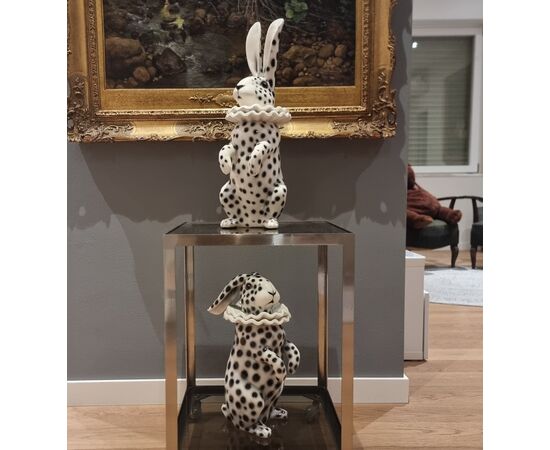 Coniglio in ceramica dipinta con vestito di Pierrot