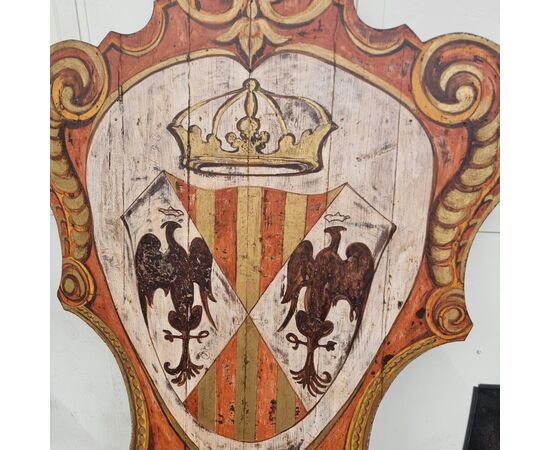 Coppia di scudi lignei nobiliari dipinti del ‘900