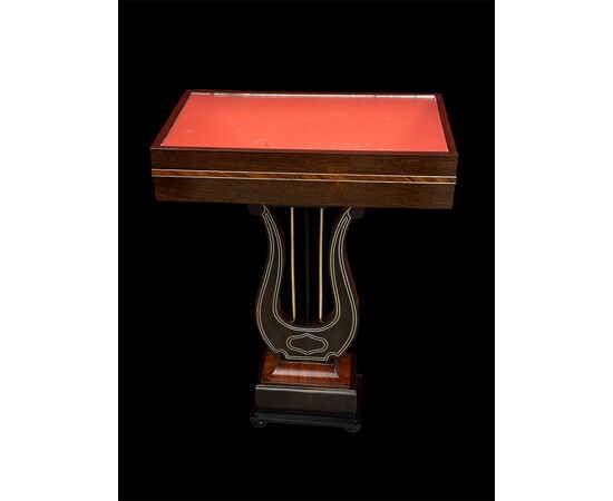 Tavolinetto con lira