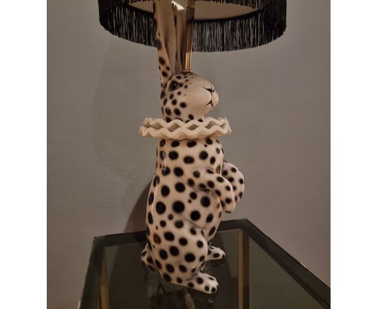 Lampada con Coniglio in Ceramica Dipinta vestiro da Pierrot