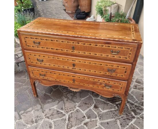 Directoire chest of drawers from the 1700s, Vicenza, in walnut with cherry wood inlays.