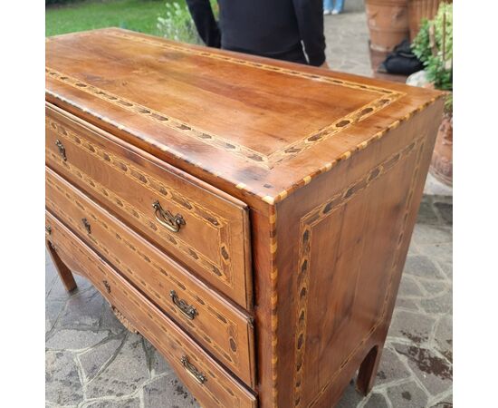 Directoire chest of drawers from the 1700s, Vicenza, in walnut with cherry wood inlays.