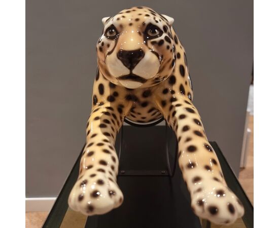 Painted ceramic cheetah with a high-class base: elegance and character
