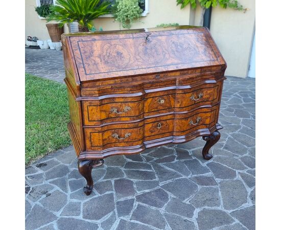 18th-century walnut bureau Louis XV Venice: a masterpiece of elegance