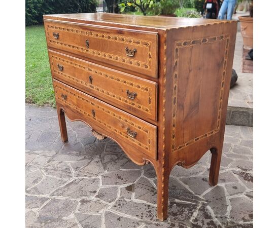 Directoire chest of drawers from the 1700s, Vicenza, in walnut with cherry wood inlays.