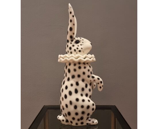 Coniglio in ceramica dipinta con vestito di Pierrot